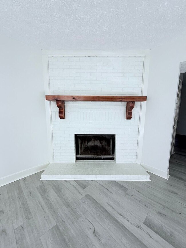 Building Photo - Gorgeous townhouse in great Gainesville location!