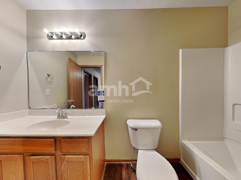 Building Photo - 940 Fox Croft Pl