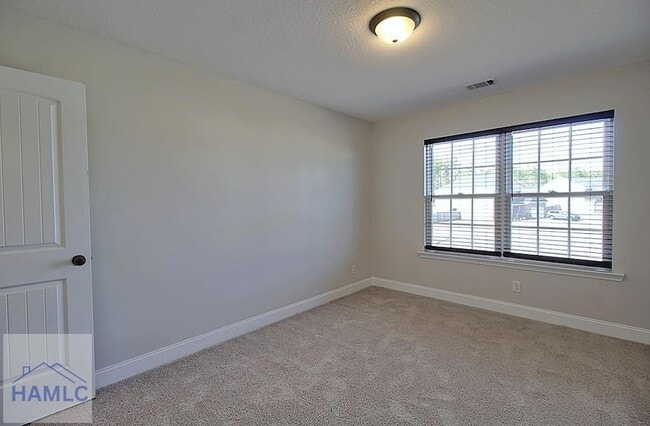 Building Photo - 220 Fairview Dr NE