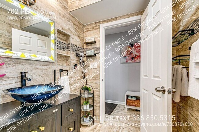 Building Photo - 702 Plaid St