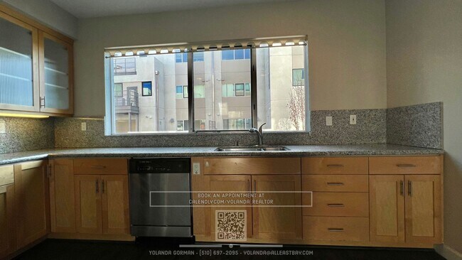 Building Photo - Contemporary Townhouse Living at Its Finest