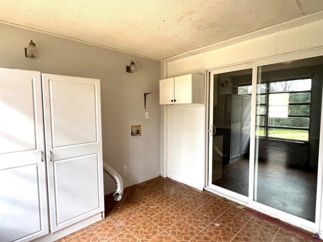 Building Photo - 965 N Pierce Ave