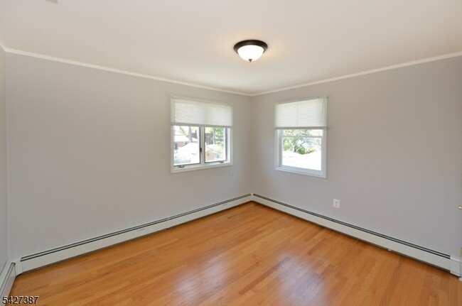 Building Photo - 142 Grand Ave