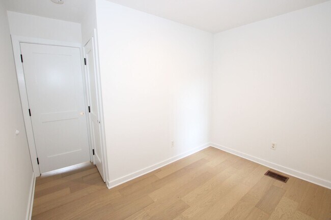 Building Photo - Spacious 2 bedroom unit in a great area in Graduate hospital