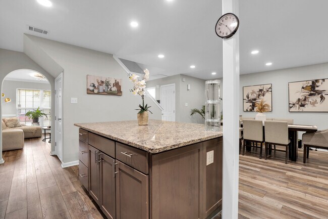 Building Photo - 136 Meadowside Ln