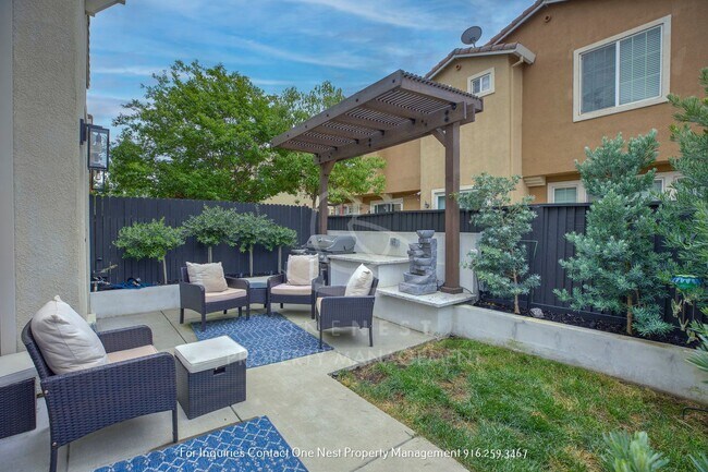 Building Photo - Upgraded Lincoln Crossing Oasis | Walking distance to MANY ammenities