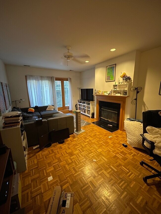 Building Photo - 4233 N Kenmore Ave