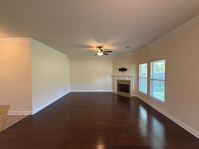 Building Photo - 3-Bedroom Home with Central AC, Gas Fireplace & Spacious Backyard