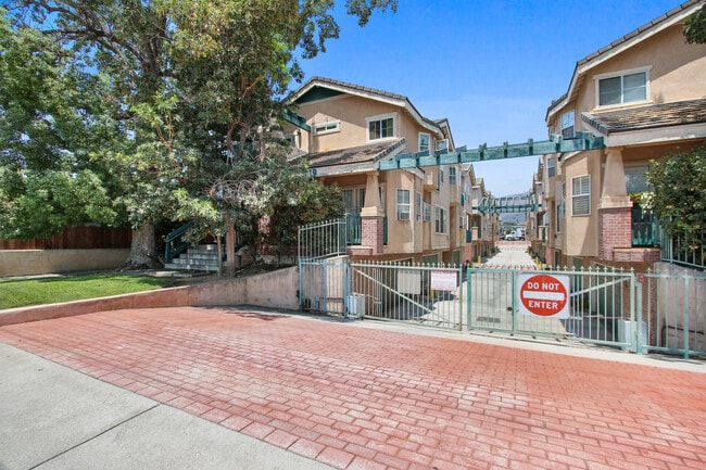 Building Photo - 319 W Duarte Rd