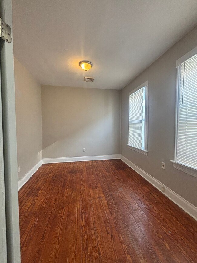 Building Photo - Well Kept 3 Bedroom 1.5 Bathroom Duplex Located in Historic Port Norfolk