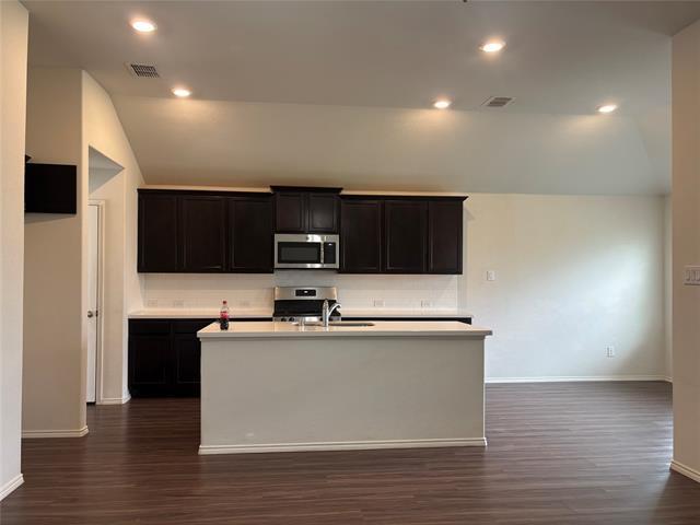 Building Photo - 2065 Alamandine Ave