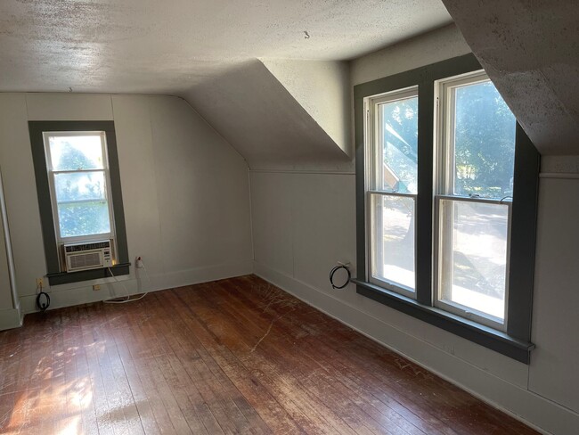 Building Photo - $795 - 2 bed 1 bath - Single Family