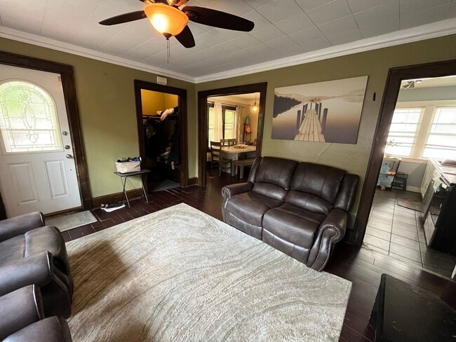 Building Photo - Spacious 5 Bedroom 2 Bath Single Family Home!