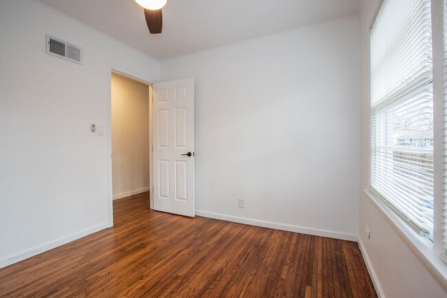 Building Photo - Beautiful 3 bedroom 1 bath, Available in April!