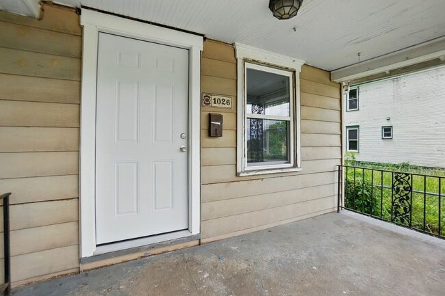 Building Photo - Two Bedroom in Dayton!