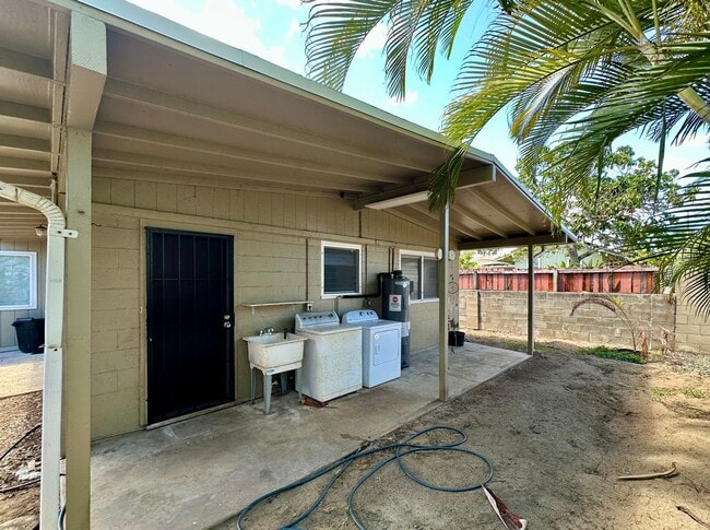 Building Photo - 606 Kaulani Way