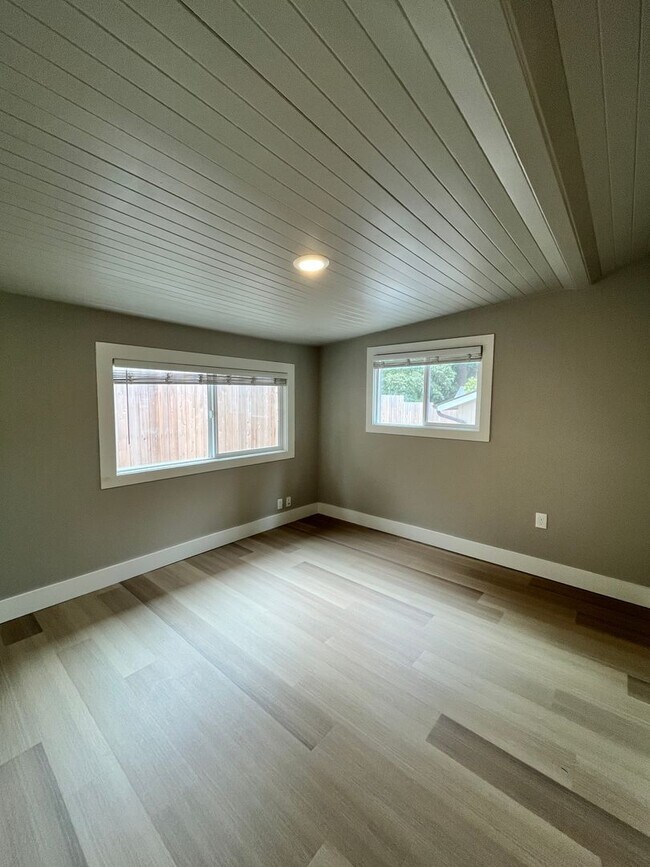 Building Photo - 1410 SE River Forest Rd