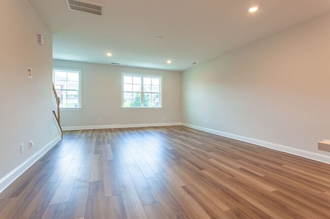 Building Photo - BEAUTIFUL TOWNHOME WITH COMMUNITY POOL- $1000 OFF FIRST MONTH'S RENT WITH FEBRUARY 2026 MOVE-IN