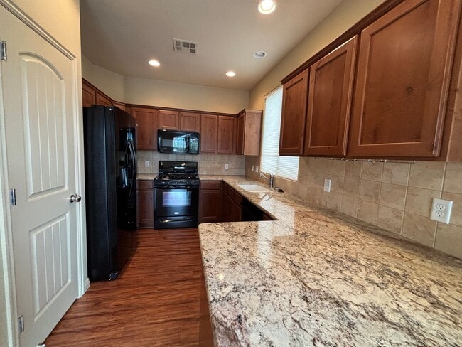 Building Photo - SPACIOUS HOME FOR RENT!