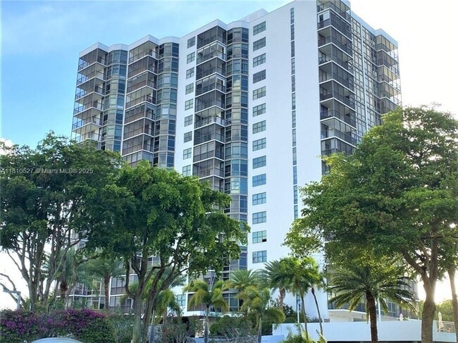 Building Photo - 3375 N Country Club Dr