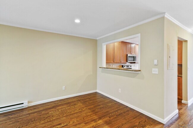 Building Photo - 20 E Pembroke Rd