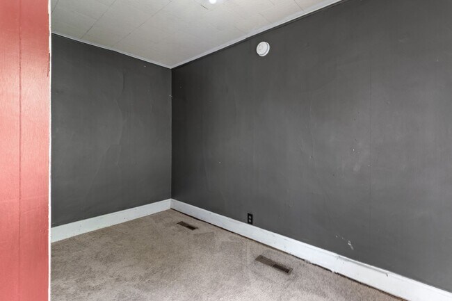 Building Photo - 3BR/1Bath + Office Area Available Sept 12t...