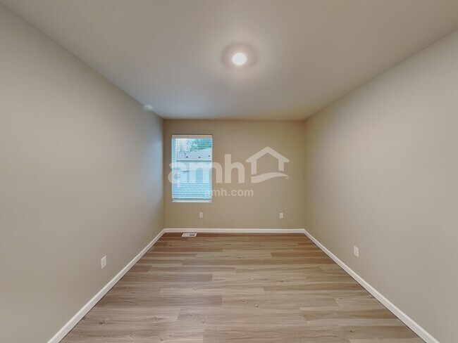 Building Photo - 5748 86th Dr NE