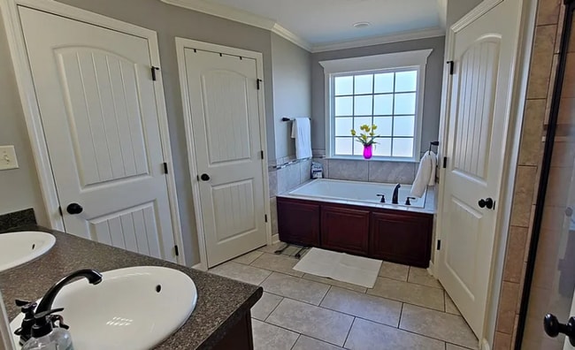 Building Photo - Charming 3-Bedroom Home with Lake Views and Modern Amenities in Hahira, GA