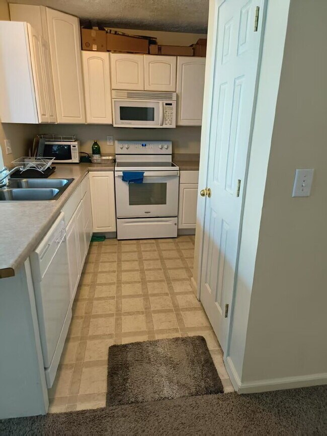 Building Photo - Reduced: 3BR/2.5BA Condo with attached single-bay garage on Southeast side