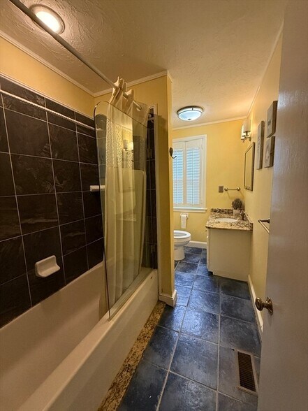 Building Photo - 170 Neck St