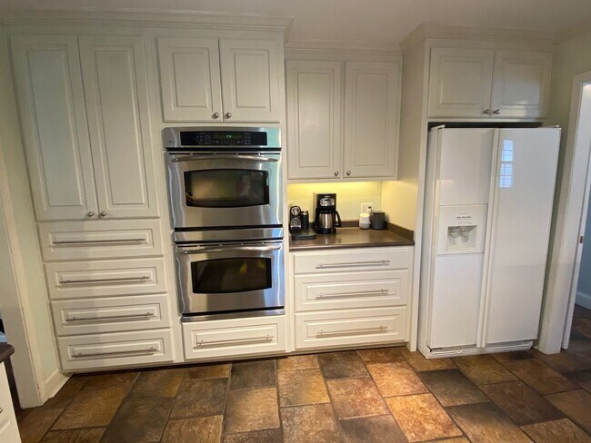 Building Photo - A little slice of paradise within minutes to downtown Greenviille