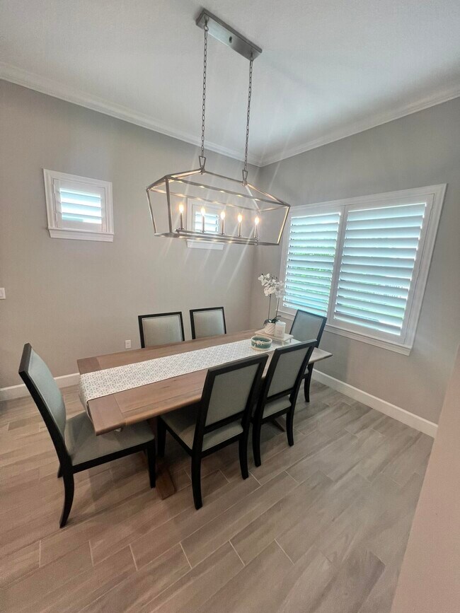 Building Photo - 655 S E Boboli Way