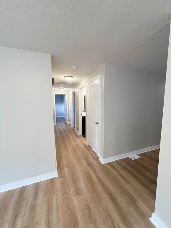 Building Photo - 3 Bedroom, 2 bath 1836 sqft House in Sunset Village