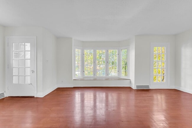 Building Photo - Spacious 4-Bedroom Cleveland Heights Home with Central Air & 2-Car Garage