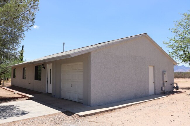 Building Photo - Large Backyard