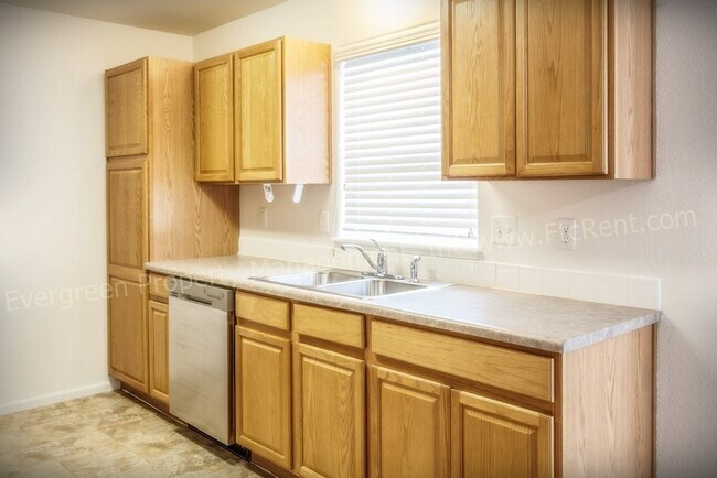 Building Photo - 802 Waterglen Dr