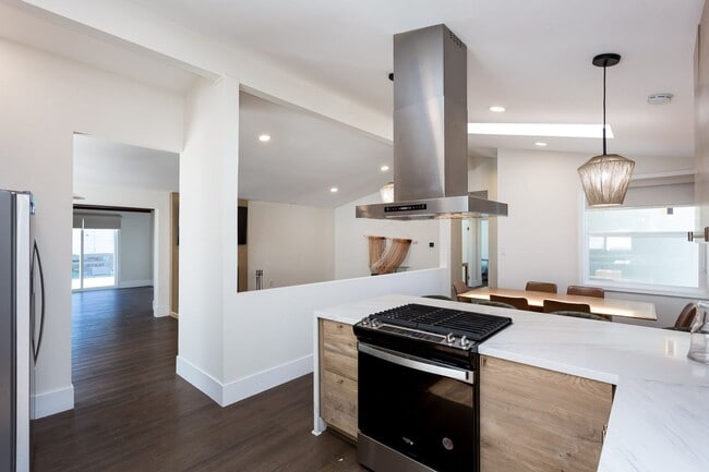 Building Photo - Contemporary Birdland Residence