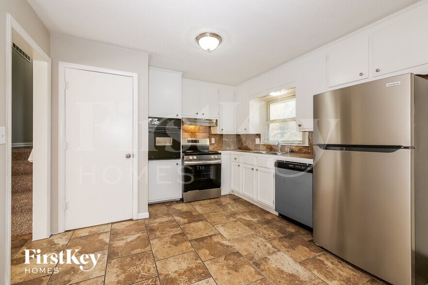 Building Photo - 9404 White Ave