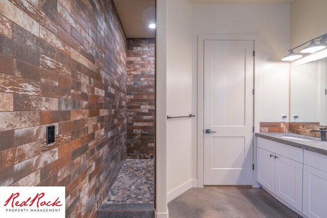 Building Photo - 4 Bedroom Luxury Home Near Sand Hollow