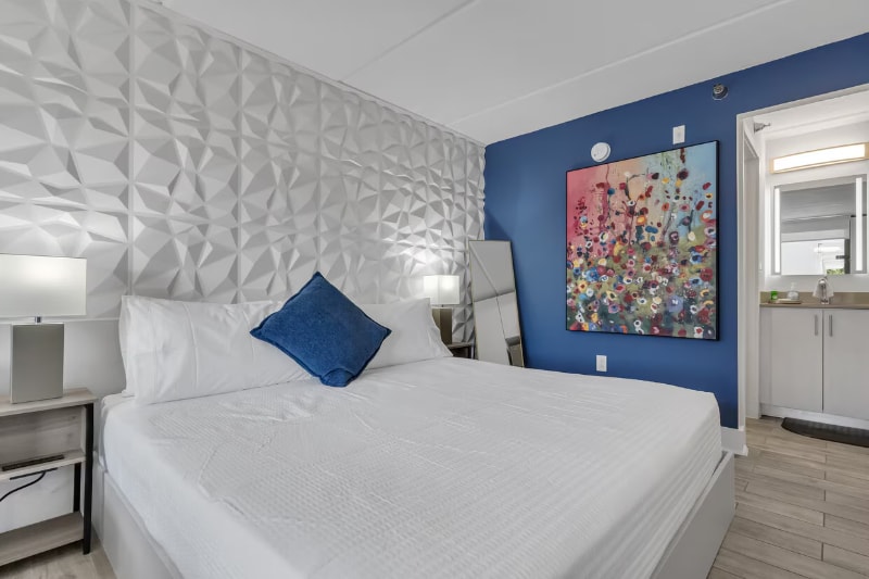 Building Photo - 5565 W Irlo Bronson Memorial Hwy