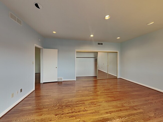 Building Photo - 6205 Greenway Rd
