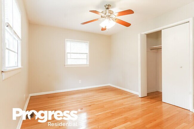 Building Photo - 300 Oakwood Ave