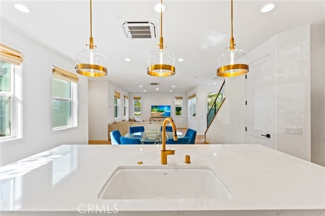 Building Photo - 2116 Cresta Dr