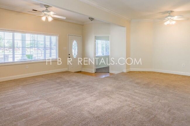 Building Photo - Charming 3-Bedroom Haven with 2 Full Baths...