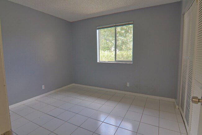 Building Photo - 719 Gardens Dr