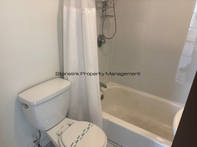 Building Photo - 220 Cross St