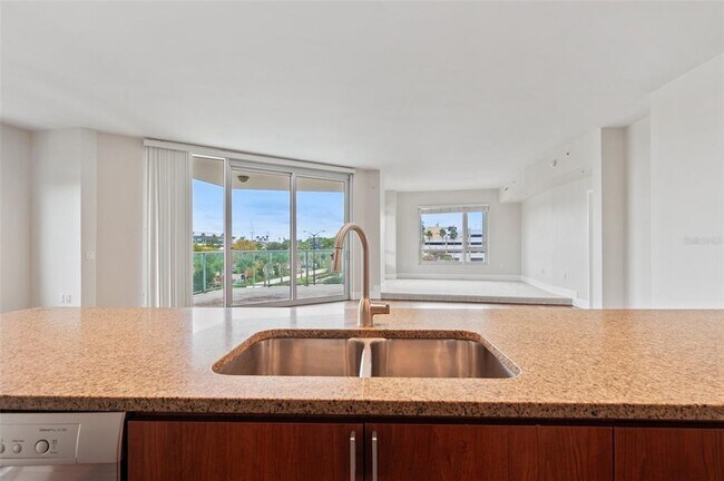 Building Photo - 912 Channelside Dr