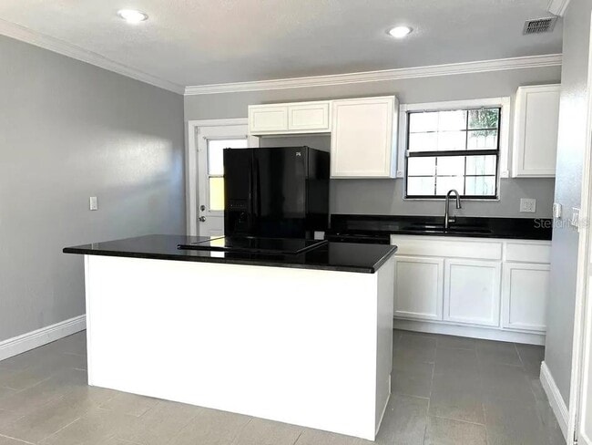 Building Photo - 453 Hemlock St