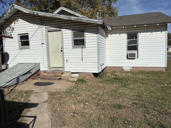 Building Photo - 1049 E Oak St