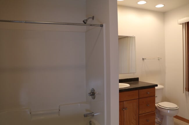 Full Bath - 493 N 9th St